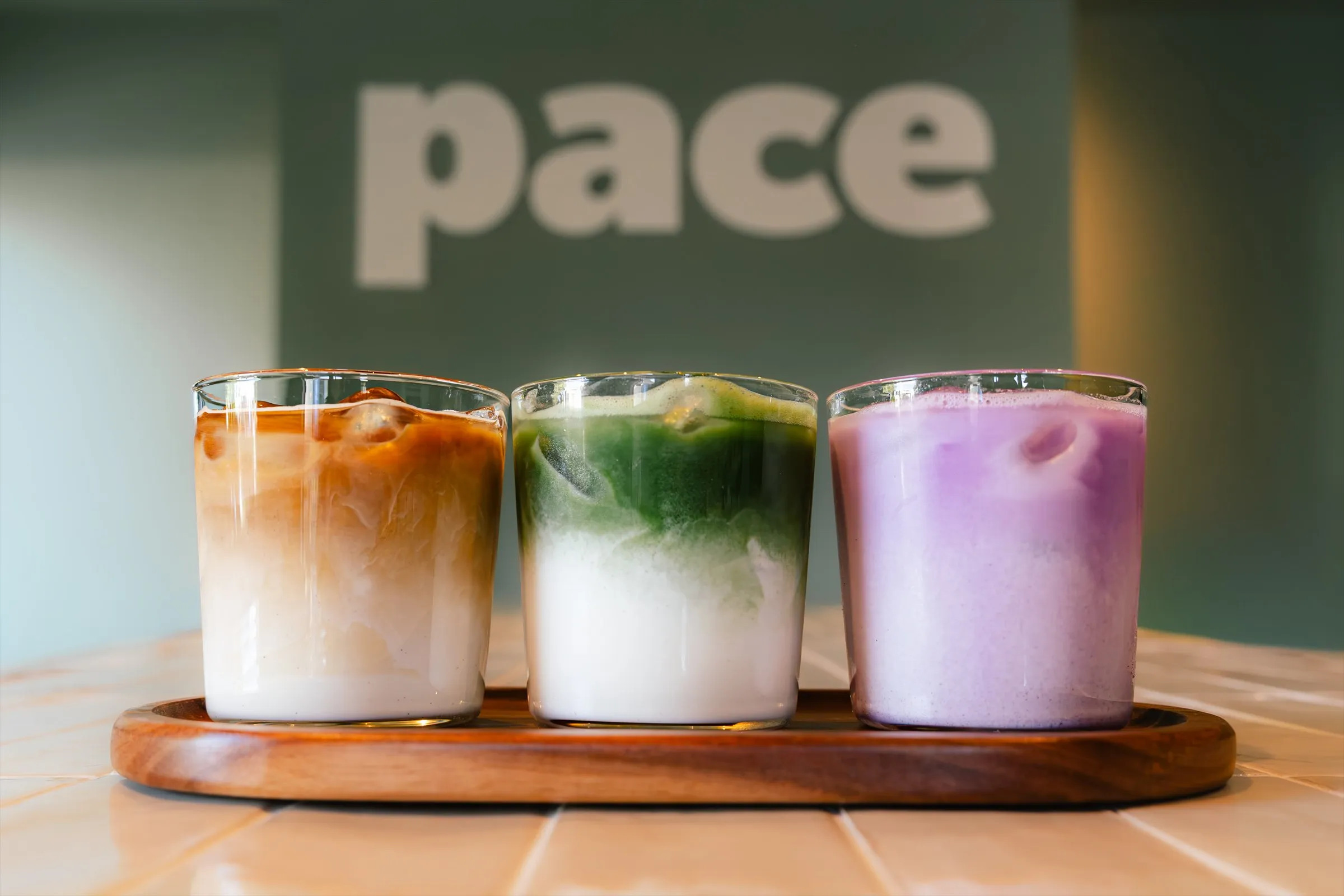 Trois boissons signature : iced latte, matcha et ube latte