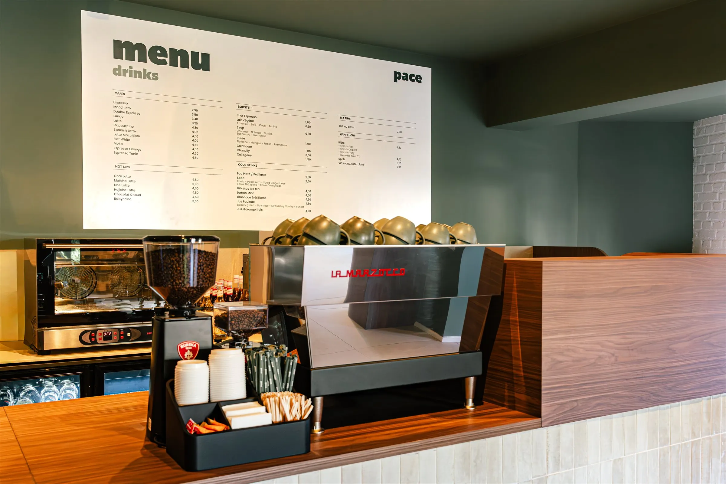 Le comptoir de PACE Coffee Club et sa carte drinks affichée au mur