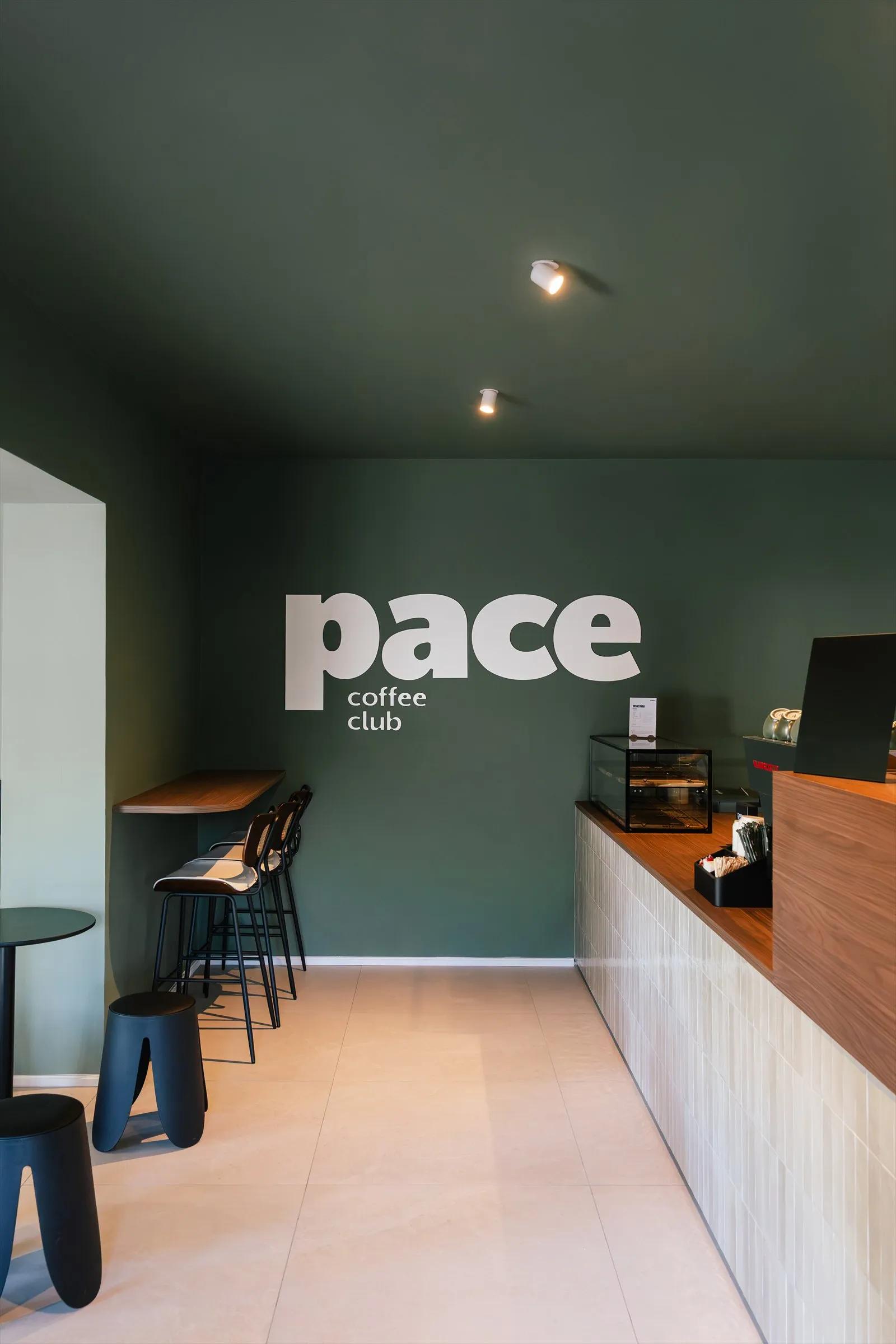 Le comptoir et le mur vert signé pace coffee club