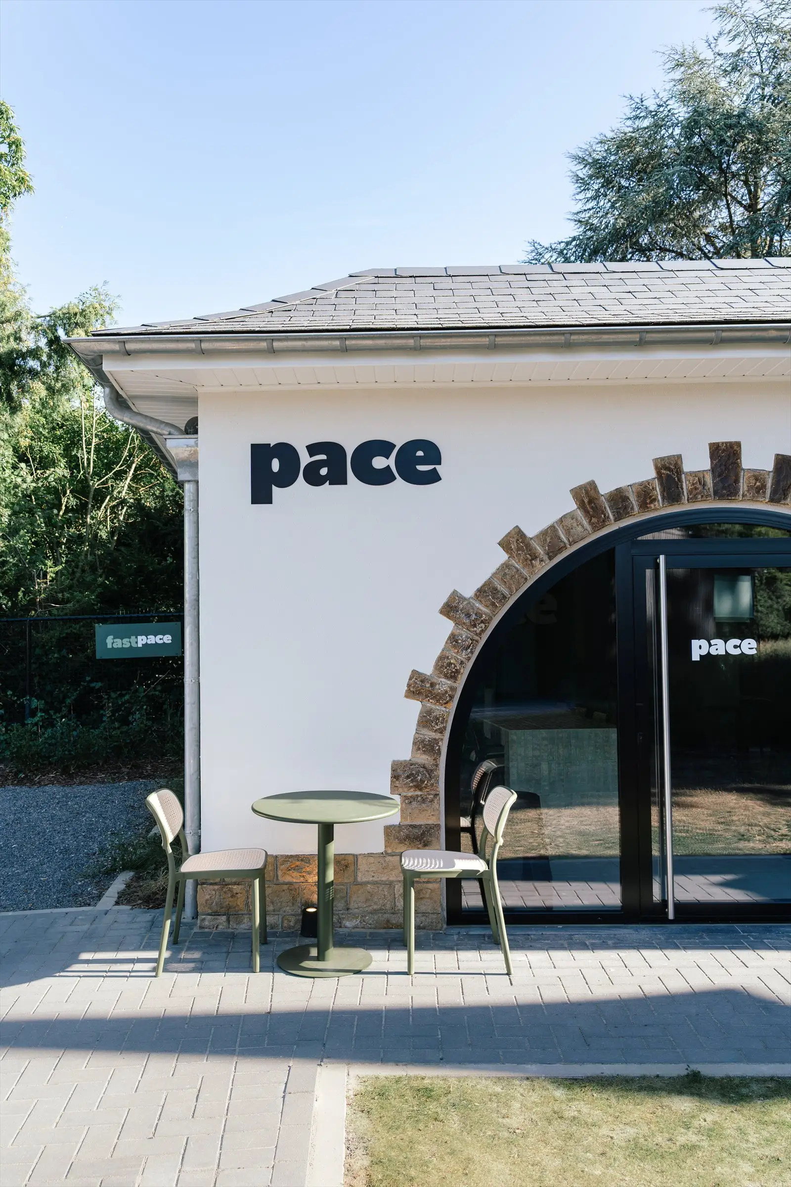La façade de PACE Coffee Club et sa terrasse, avenue du Chêne à Heusy