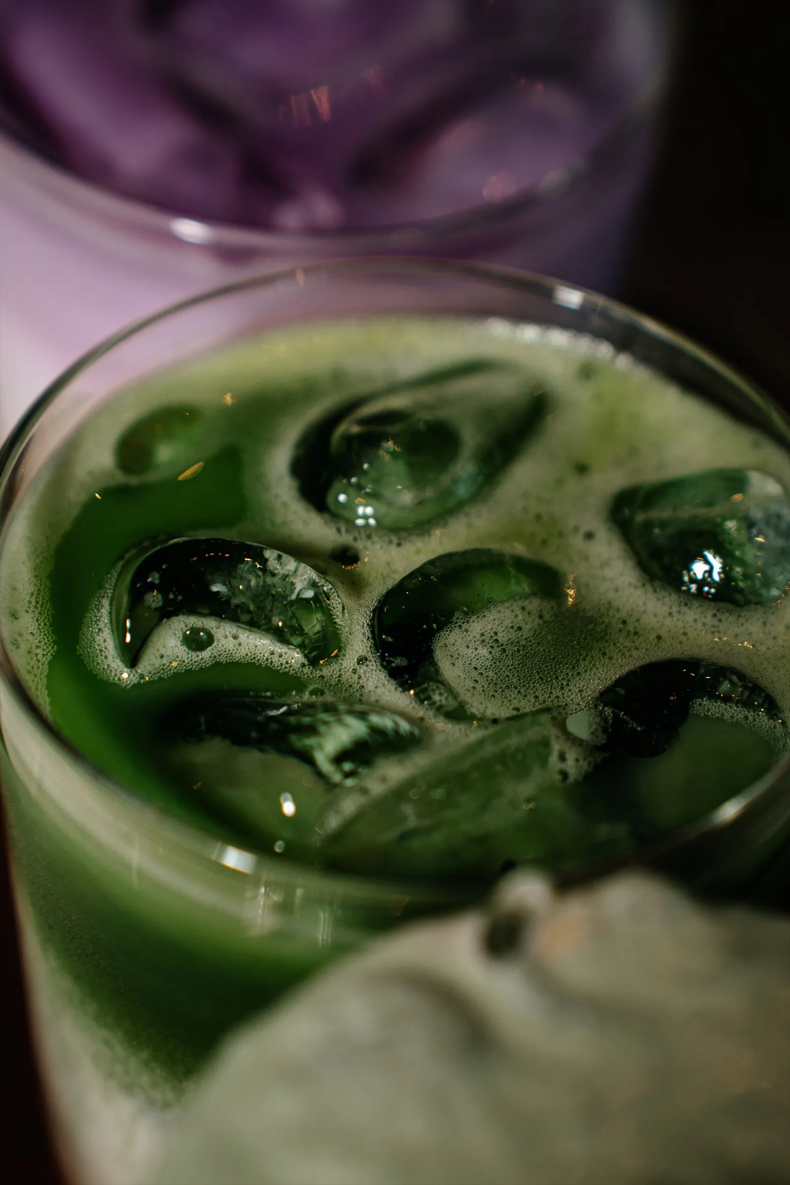 Gros plan sur un matcha glacé